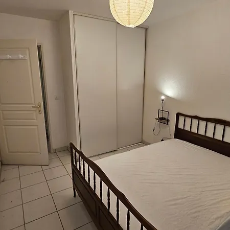 Fermee Grande Terrasse Ombragee Piscine Port Parc Gare Apartmán *